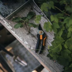 Fiskars Bypass-Schere 'Solid', Schwarz/orange -Naturgrün Verkaufsgeschäft 0920300708 Solid Bypass Gartenschere M 2 106804