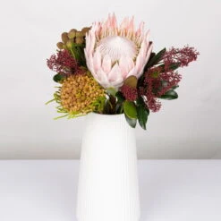 Blumenbund Protea King Mit Skimmie Und Kapgrün, Inkl. Gratis Grußkarte -Naturgrün Verkaufsgeschäft 1025700017 Strauss Protea King mit Skimmia 1 1 101676