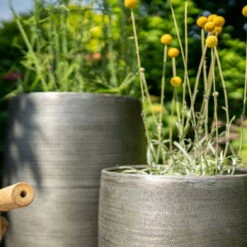 Pflanzgefäß 'Rowen', Silber, Ø 38 X H 62 Cm -Naturgrün Verkaufsgeschäft 3210801635 3210801636 3210801637 3210801638 Pflanzgefaess Rowen silber 13 115030 1